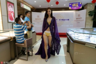 Mặc đồ lót vàng ròng 3,5 tỷ, cô gái Trung Quốc gây sốt