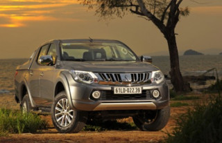  Mitsubishi Triton 2015 - bán tải lai sedan 