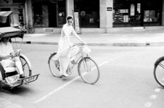 Nao lòng trước tà áo dài của phụ nữ Sài Gòn xưa