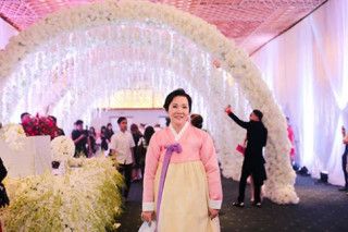 Ngắm lại mẹ ruột, 2 em gái và gia đình người Hàn của Hari Won trong đám cưới