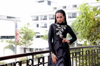 Ngọc Châu đeo đầy trang sức sau khi đăng quang Vietnam‘s Next Top Model