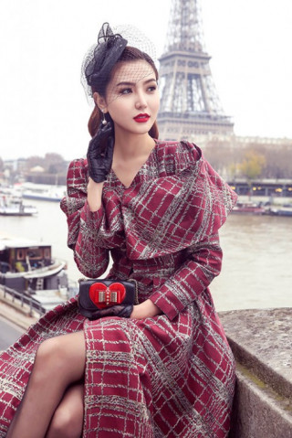 Ngọc Duyên đẹp không tì vết khi dạo chơi trên đường phố Paris
