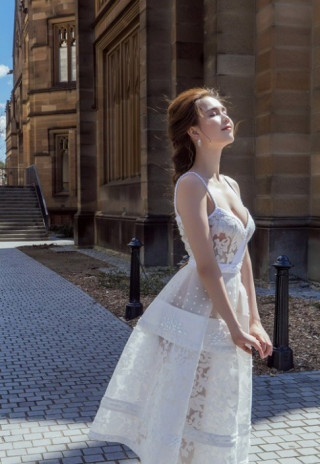 Ngọc Trinh diện váy xuyên thấu khoe thân hình gợi cảm ở Sydney