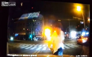  Người say đi bộ húc đầu vào ôtô như tự tử 