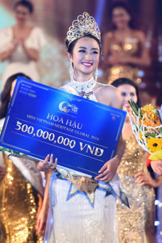 Nhan sắc trẻ đẹp bất ngờ của mẹ ruột tân Hoa hậu Bản sắc Việt