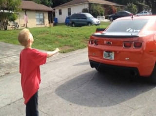  Ông bố dùng ôtô nhổ răng cho con 