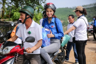 Phạm Hương mặc áo xanh tình nguyện, mang nụ cười ấm áp đến miền Trung