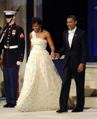 Phu nhân tổng thống Mỹ chọn váy gì trong lễ nhậm chức của chồng