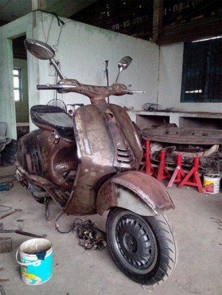  Siêu xe tay ga Vespa 946 gò từ tôn ở Sài Gòn 
