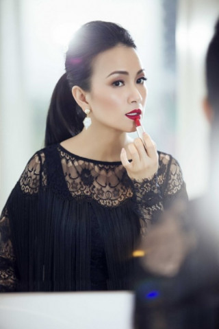 Sở hữu gia tài 1 tỷ đô, Hà Phương vẫn ưu tiên diện đồ Việt