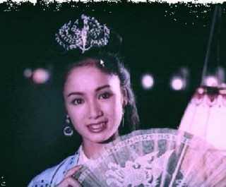 Thời trang sao Việt xưa: Lá ngọc cành vàng từng làm khán giả chao đảo 20 năm trước