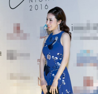 Tín đồ thời trang Hà Thành nổi bật với đầm xanh duyên dáng