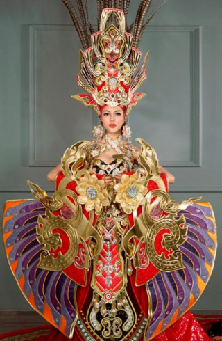 Trang phục dân tộc tốn tiền tỷ nhưng bị ví như váy áo trong game online của người đẹp Việt