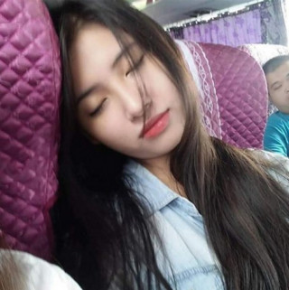 Truy tìm cô gái ngủ gục trên xe bus vừa xinh vừa giỏi