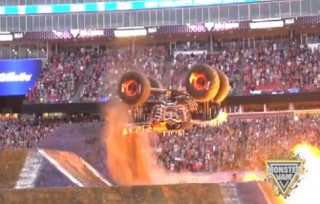  Xe bán tải lộn hai vòng trên không điêu luyện 