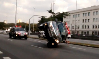  Xe cảnh sát lật giữa đường khi chạy theo đoàn 