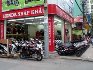  Xe máy trong nước loay hoay tìm lối thoát 