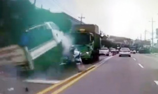  Xe tải chèn nát ôtô, húc bẹp cabin xe rác 