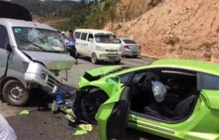  Xe tải đâm nát đầu Lamborghini 
