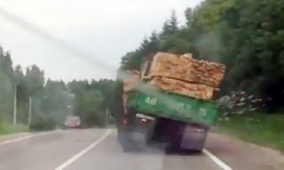  Xe tải lắc như diễn xiếc 