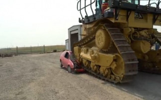  Xe ủi nghiền nát ôtô trong giây lát 