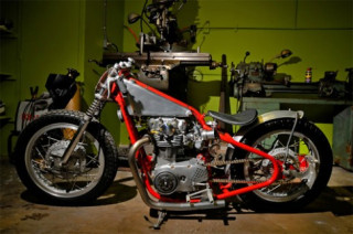  Yamaha XS650 độ thành ‘bánh ngọt dâu tây’ 