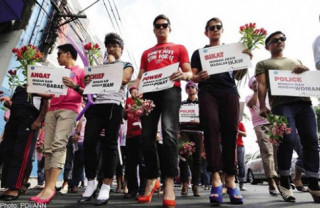 Đàn ông Philippines đi giày cao gót mừng ngày 8.3