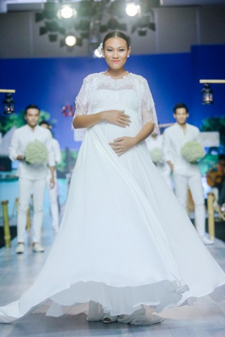 Diệu Huyền bế bụng bầu 8 tháng lên sàn diễn catwalk
