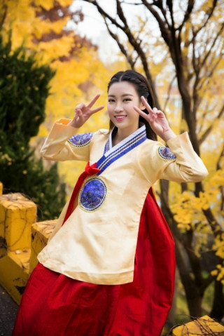 Hoa hậu Mỹ Linh xì tin hết cỡ trong trang phục Hanbok