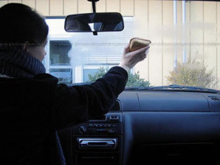  Kính chắn gió tự ‘lau’ sương mù 