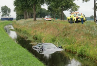  Mercedes SL500 ‘lặn’ dưới mương ở Hà Lan 
