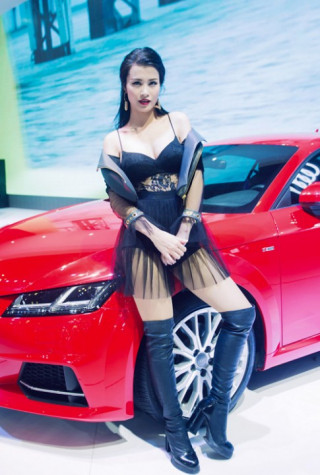 Sau quần 5cm, Đông Nhi bốc lửa với jumpsuit siêu ngắn