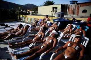 Sốc với mốt bikini băng dính bé xíu của chị em Brazil