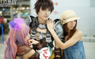 Tiếp viên hàng không mặc cosplay gây xôn xao