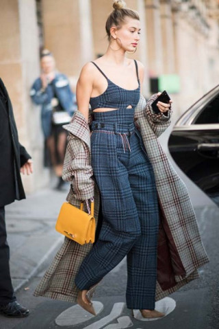 Trang phục dạo phố trăm triệu của siêu mẫu Hailey Baldwin