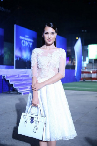 Anh Thư chọn váy trong suốt đầy ý nhị