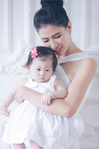 Trang Trần xinh đẹp bên con gái 7 tháng tuổi