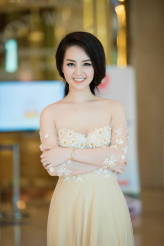 Thụy Vân khoe bờ vai ngọt lịm