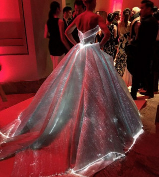 Váy hot nhất tuần: Đầm phát sáng ở “Oscar thời trang”