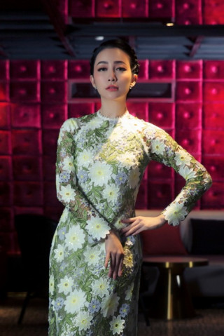 ‘’Chim công làng múa‘’ Linh Nga kín như bưng vẫn đẹp kiêu sa