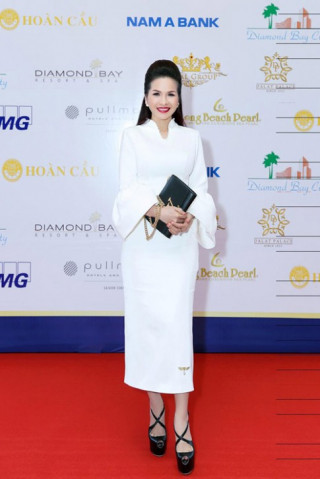 Hoa hậu Lê Thanh Thúy diện cây trắng thả dáng cực phong cách.