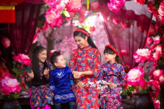 Hoa hậu Ngọc Hân mặc kín đáo vẫn đẹp rực phố Xuân