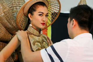Lần đầu tiên trong lịch sử, trang phục dân tộc của Việt Nam mới lạ và độc đáo đến thế!