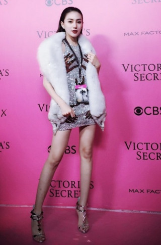 Ngọc Duyên - Lê Hà mặc sành điệu, đột nhập hậu trường Victoria‘s Secret
