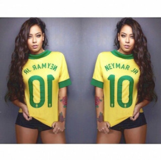 Sắc vóc quá gợi tình của em gái tiền đạo Neymar