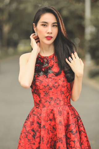 Thủy Tiên quyến rũ thế này, Công Vinh làm sao rời mắt được?