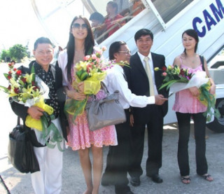 Vẻ gợi cảm của 2 hoa hậu được tỷ phú Hoàng Kiều mời đến Việt Nam