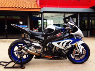 BMW HP4 độ siêu chất bên dàn đồ chơi hàng hiệu