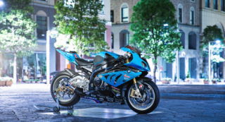 Cá mập BMW S1000RR khoe sắc trong màn đêm