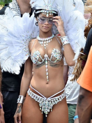 Choáng ngợp loạt bikini siêu sặc sỡ và nóng bỏng của Rihanna